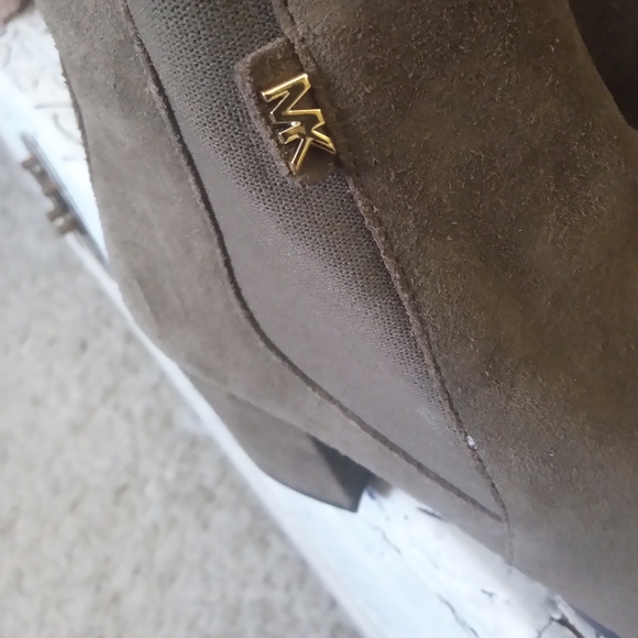 🆕⭐ Michael Kors Olive green suede booties - Picture 4 of 11